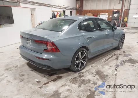 2024 Volvo S60 B5 Plus Dark Theme z USA, uszkodzony, nr VIN 7JRL12FL8RG303217